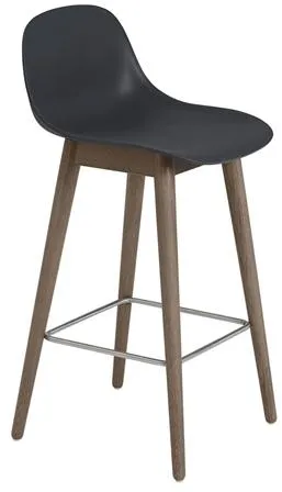 Muuto Fiber Barkruk met Houten Basis en Rugleuning Zwart/Donkerbruin H87,5 cm