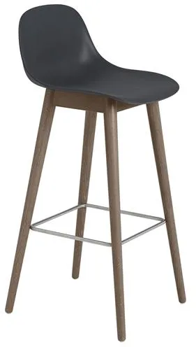 Muuto Fiber Barkruk met Houten Basis en Rugleuning Zwart/Donkerbruin H97,5 cm